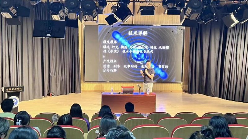绿幕与实景：揭秘影视制作中的场景搭建技巧对比